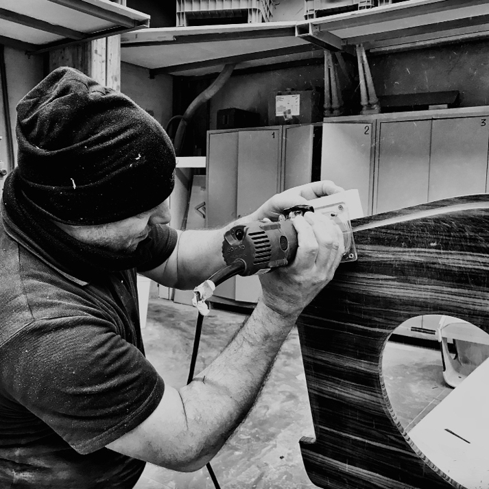 We like to think of our cabinetmakers as true wood craftsmen with now rare skills and that “intelligence in the hands” thanks to which they translate a design idea into a fine piece of furniture.