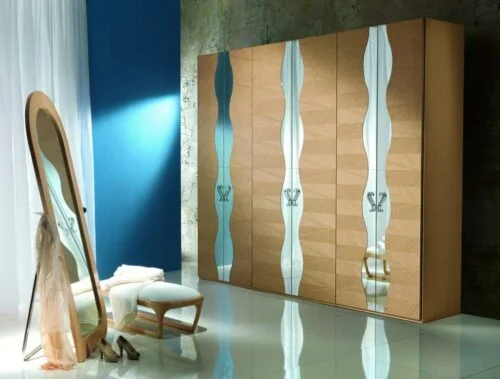 Armadio componibile intarsiato di design contemporaneo in legno pregiato, su misura per camera da letto elegante, Carpanelli made in Italy.
