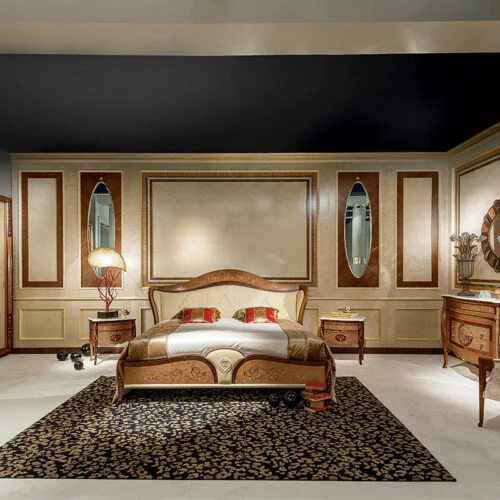 Boiserie Arts in erable classica in legno chiaro con dettagli intagliati, elegante e raffinata, made in Italy by Carpanelli.