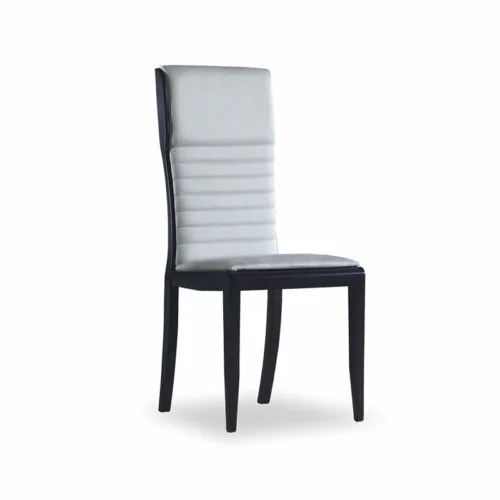 Sedia imbottita Galileo in legno massello con schienale alto anatomico, struttura in finitura sicomoro scuro e seduta chiara. Design contemporaneo di lusso per soggiorno o zona giorno. Italian furniture made in Italy firmata Carpanelli, realizzata su misura a Desio, Monza e Brianza.