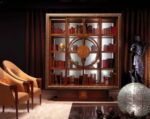 Vetrina libreria Il Quadro con cornice in oro di design classico in legno intarsiato, perfetta per zona giorno luxury, made in Italy by Carpanelli.
