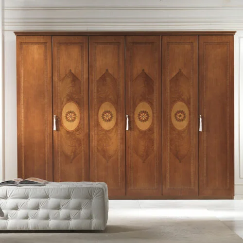 Armadio I Rosoni 2 classico in legno con intarsi circolari e linee armoniose, di design per camera da letto, made in Italy by Carpanelli.