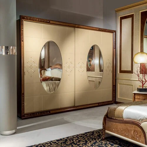 Armadio Arts a due ante classico in legno con specchi e dettagli intarsiati, elegante e artigianale per camera da letto, made in Italy by Carpanelli.