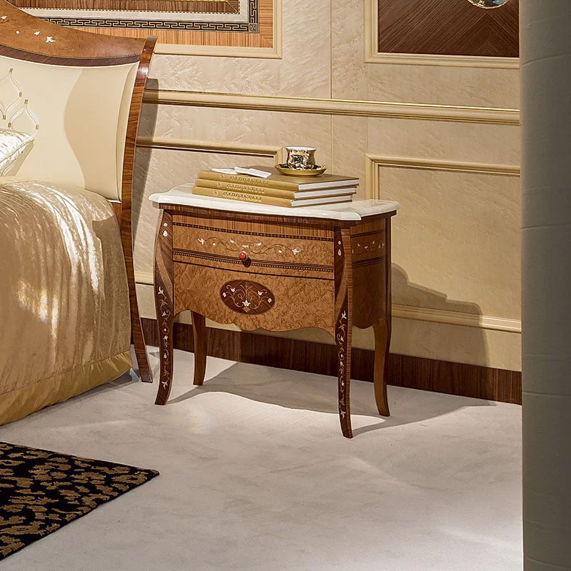 Comodino Arts classico in legno con piano in marmo pregiato e dettagli intarsiati, elegante e artigianale, made in Italy by Carpanelli.