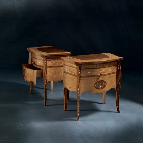 Comodino Arts classico interamente in legno con lavorazione intarsiata, stile elegante e pregiato, made in Italy by Carpanelli.