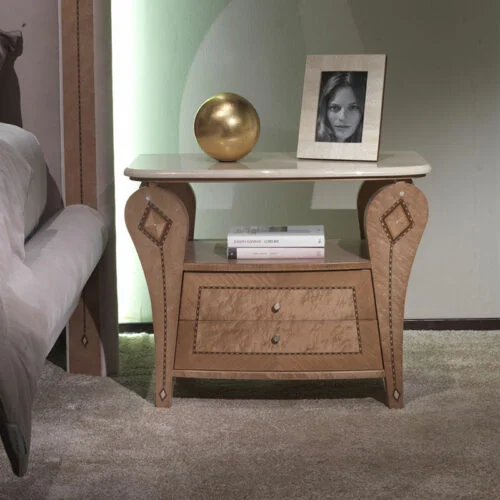 Comodino Charme classico in legno pregiato con linee pulite e finitura naturale, di design raffinato, made in Italy by Carpanelli.