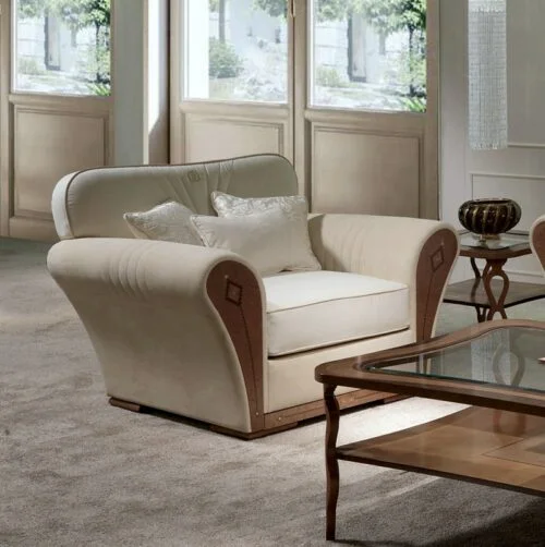Poltrona Charme classica di design artigianale in legno e tessuto pregiato, perfetta per soggiorni luxury, Carpanelli made in Italy.