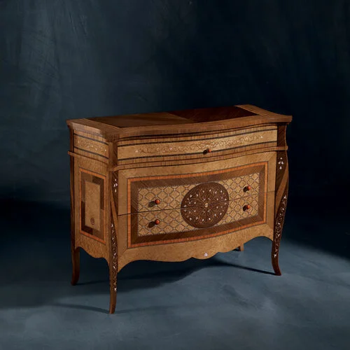 Comò Arts classico interamente in legno intarsiato con decori geometrici, di design luxury, made in Italy by Carpanelli.