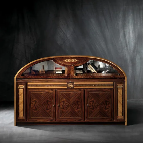 Credenza Hermitage classica di design elegante in legno intagliato e finiture artigianali, Carpanelli made in Italy.