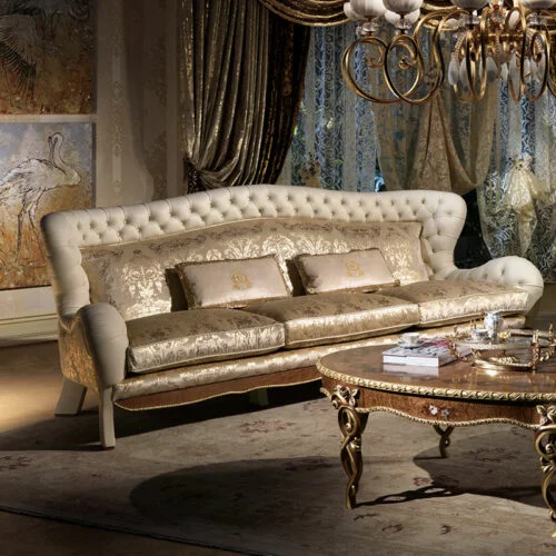 Divano Vanity classico di design elegante con finiture artigianali e dettagli in legno, made in Italy by Carpanelli.
