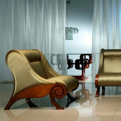 Poltrona Glamour classica di design artigianale in legno e tessuto pregiato, ideale per zona giorno elegante, Carpanelli made in Italy.