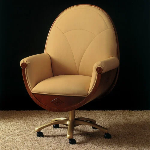 Classic Gran Confort armchair with an elegant design, featuring a curved wood frame and handcrafted upholstery, made in Italy by Carpanelli.