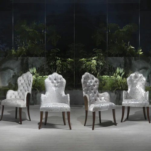 Poltroncina Pascià classica di design luxury in legno curvato con rivestimento artigianale, Carpanelli made in Italy.