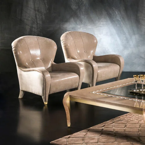 Poltrona Farfalla classica di design artigianale con seduta imbottita e dettagli luxury, made in Italy by Carpanelli.