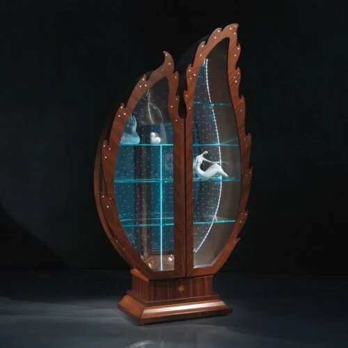 Vetrina Due Foglie Pois in legno curvato e vetro, classica di design scultoreo e artigianale, made in Italy by Carpanelli.