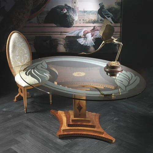 Tavolo Dalì in cristallo classico di design artigianale con base in legno intarsiato, Carpanelli made in Italy.