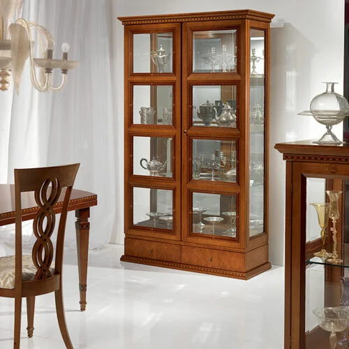Vetrina Quadrotti a 2 ante in legno e vetro, classica di design elegante per soggiorno, Carpanelli made in Italy.