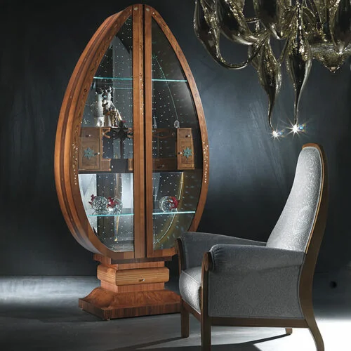 Vetrina Uovo Millennium classica in legno pregiato e vetro con forma ovale e dettagli luxury, Carpanelli made in Italy.