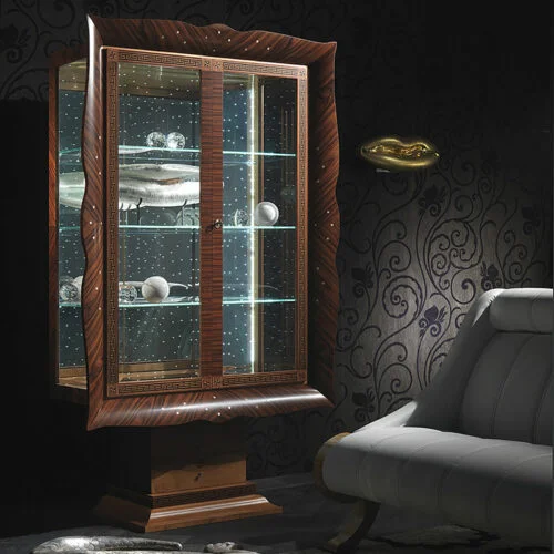 Vetrina Hermitage classica in legno con finiture lucide e vetri decorativi, di design artigianale, made in Italy by Carpanelli.