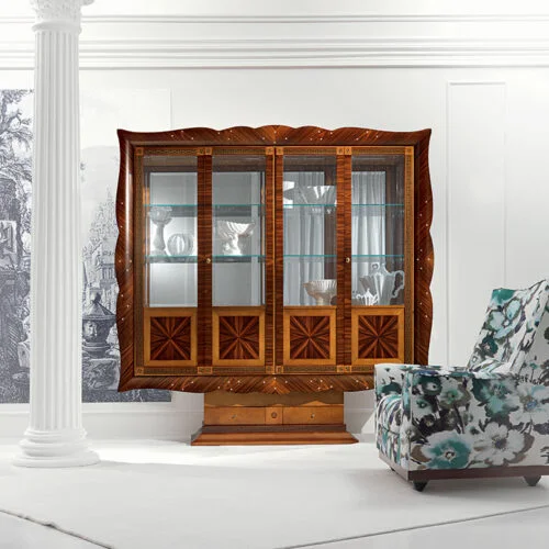 Vetrina Hermitage a quattro ante in legno e vetro, classica di design artigianale per ambienti eleganti, Carpanelli made in Italy.