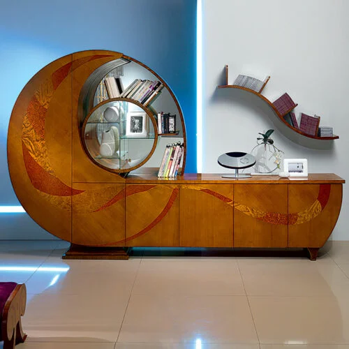 Vetrina libreria Chiocciola classica di design artistico in legno curvato, ideale per zona giorno luxury, Carpanelli made in Italy.