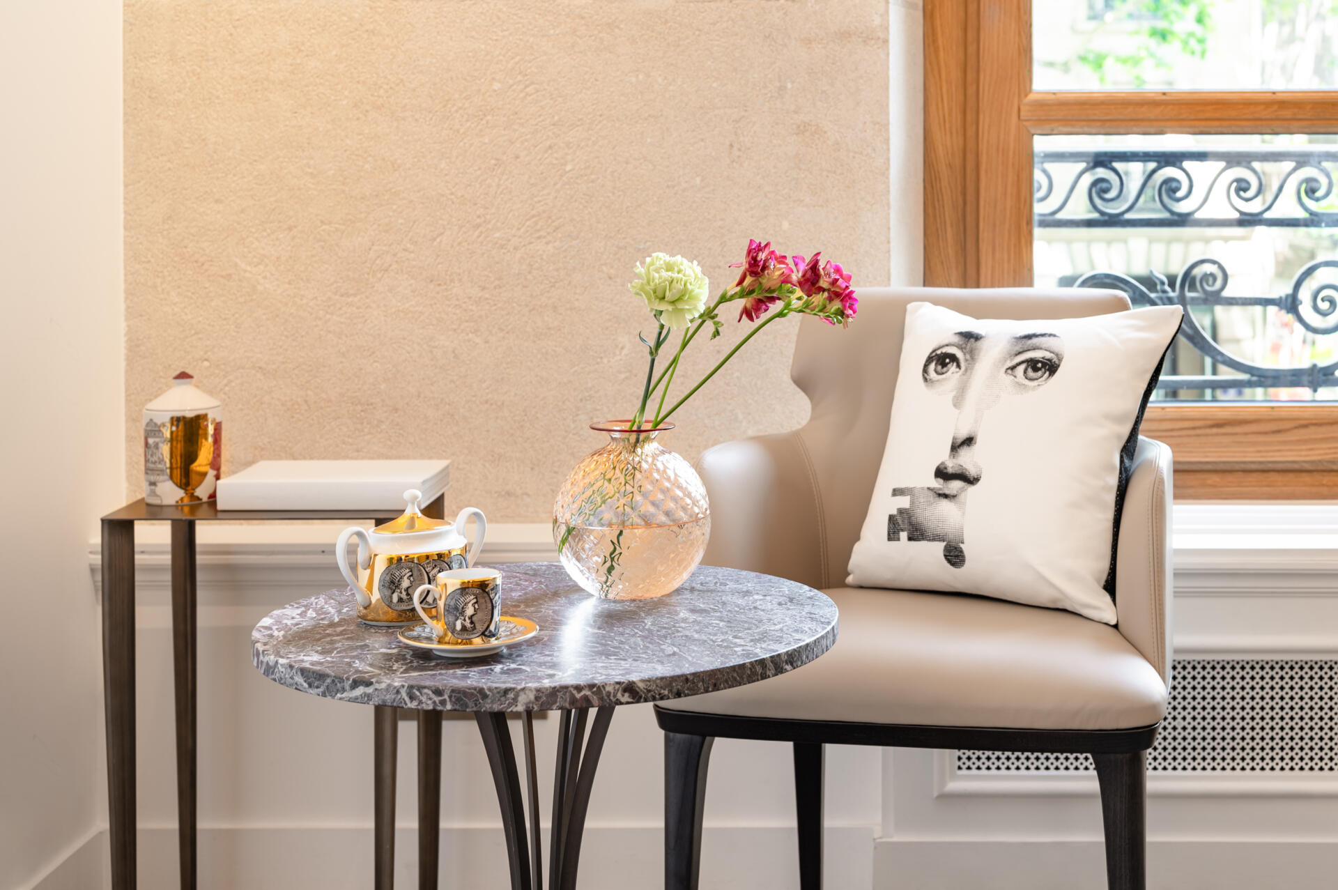 Rappresentanza_Permanente_Italia_Unesco_Sala_Riunioni_dettaglio_sedia_Carpanelli_vaso_Venini_Cuscino_servizio_caffè_Fornasetti Rappresentanza Permanente Italia Unesco Sala Riunioni dettaglio sedia Carpanelli vaso Venini Cuscino servizio caffe Fornasetti scaled